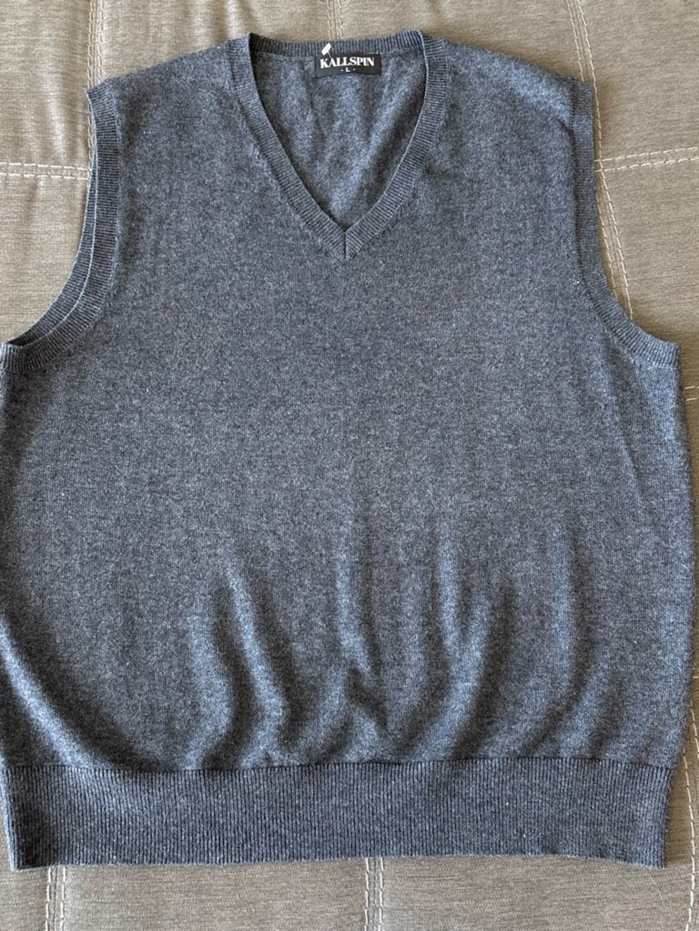 Men's V-Neck Gray Wool cashmere blend Vest. L